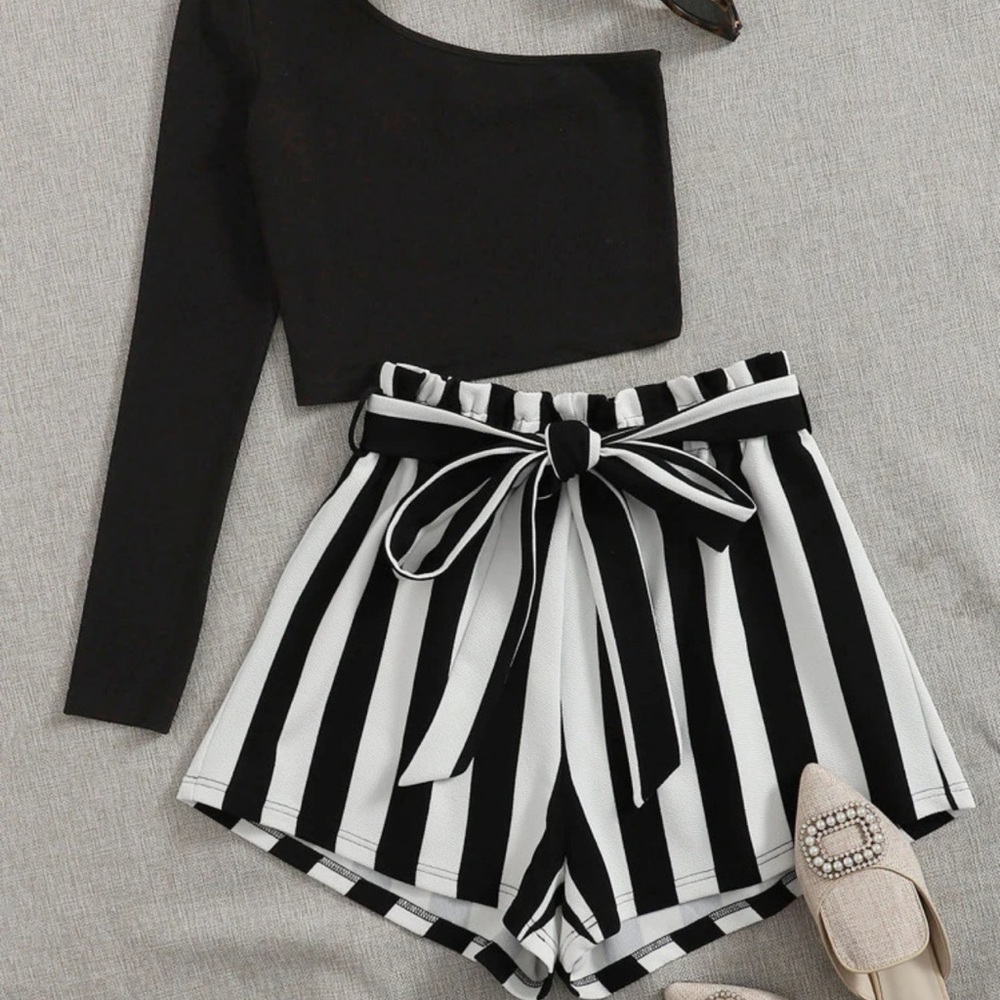 Black and white waist striped short